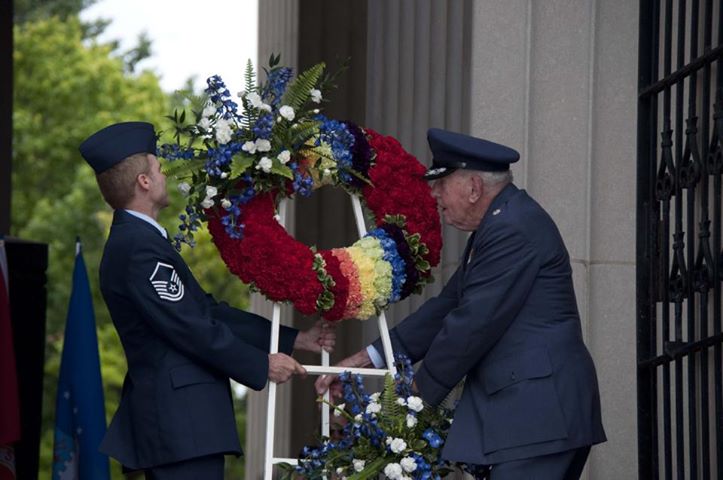 Steve and Col Lovett placing the wreath